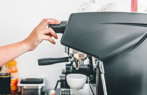 咖啡师用咖啡机制作新鲜咖啡的特写镜头图片下载