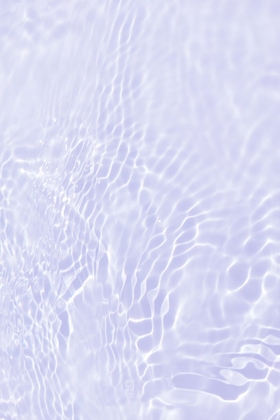 离焦模糊透明的紫色色彩清澈平静的水面纹理带有水花、气泡。闪闪发光的紫色水波纹背景。游泳池的水面。紫色泡泡水闪闪发光。图片下载