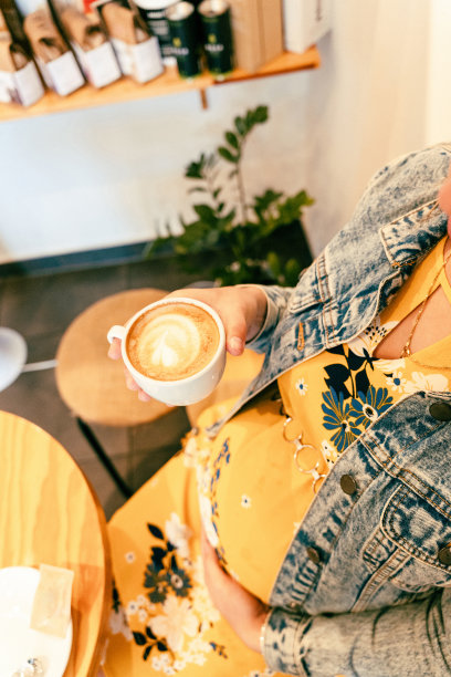 女人咖啡咖啡怀孕饮料。生活方式早上与快乐的怀孕女孩喝浓缩咖啡。咖啡产品广告的概念。图片下载