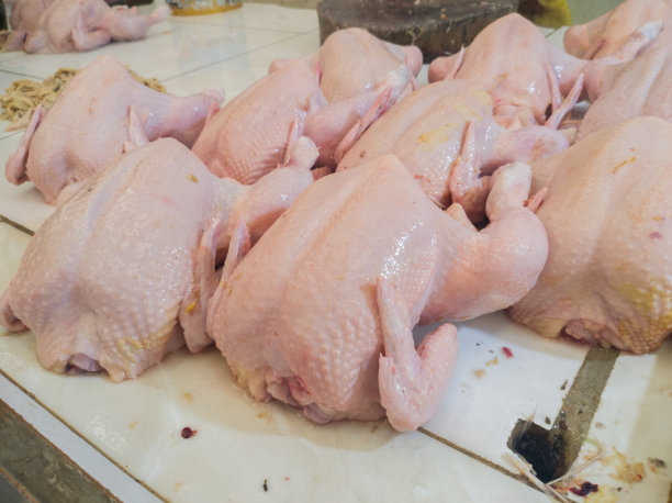 传统市场上出售的新鲜鸡肉图片下载
