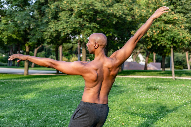 在公园里，一名赤裸上身的黑人从后面开始跳舞蹈图片下载