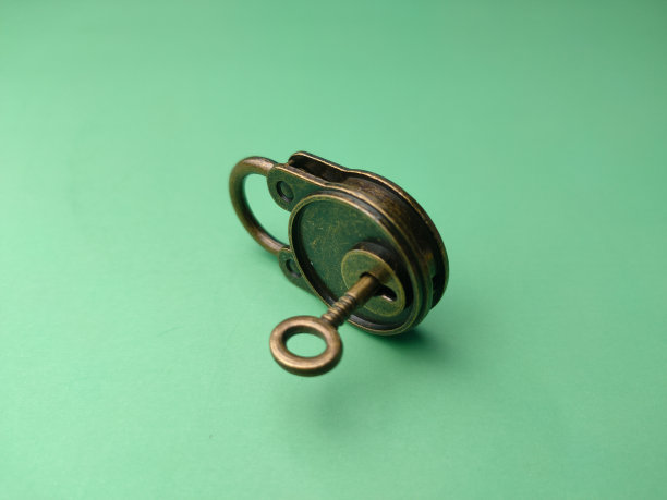 古色古香的钥匙和挂锁在柔软的绿色纸张上，背景图像与复制和文本空间。图片下载