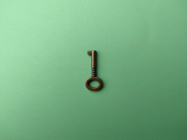 古色古香的钥匙在柔软的绿色纸张上，背景图像。图片下载