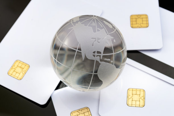 全球债务危机，信用卡借贷和无现金社会概念透明的全球和许多卡孤立在灰暗的黑色背景图片下载