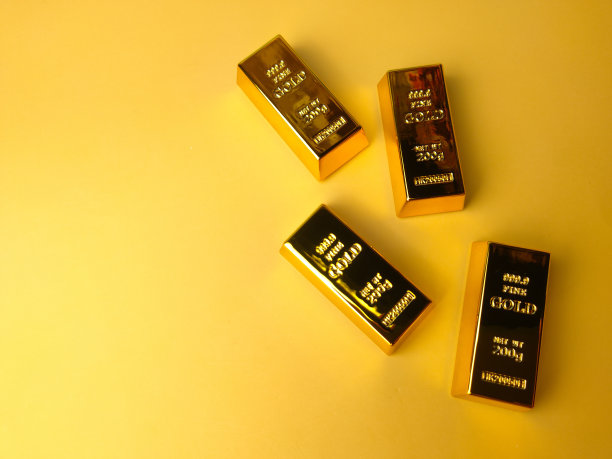 金条和金融概念和概念图像在黄色背景与复制和文本空间。图片下载