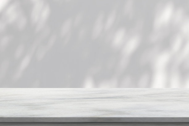 大理石桌子与树的影子下降在白色的墙壁背景的模型产品展示图片下载