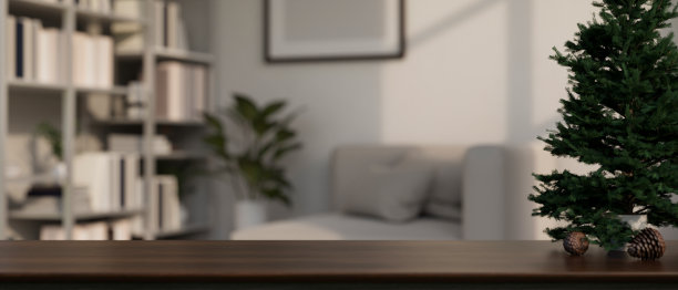 复制空间的现代木桌面与圣诞树上方模糊的现代客厅图片下载