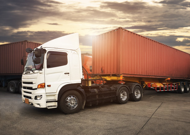 停在夕阳旁边的半挂车。集装箱柴油卡车。卡车运输。运输卡车，货物运输。卡车拖拉机。工业货车物流运输。图片下载