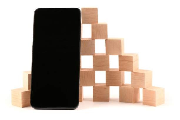 移动智能手机和木块图片下载