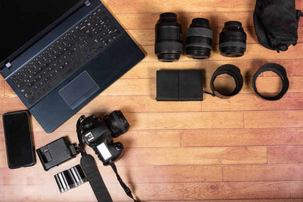 摄影所用的各种物体的图像，放在一张棕色的木桌上。颜色。图片下载