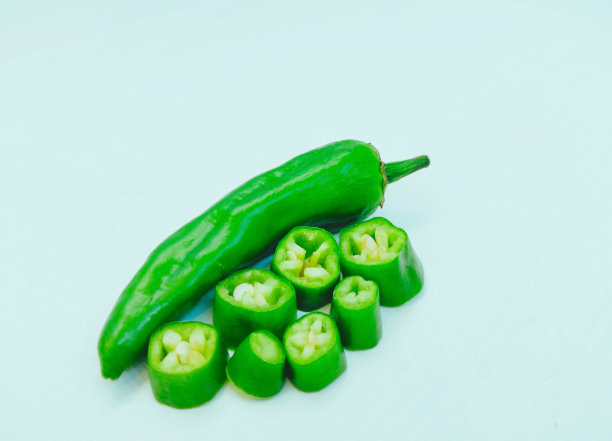 青辣椒整块和切片冷辣椒hari mirch辣椒hareemirach piment vert辣蔬菜成分生的新鲜食物特写视图图像照片图片下载