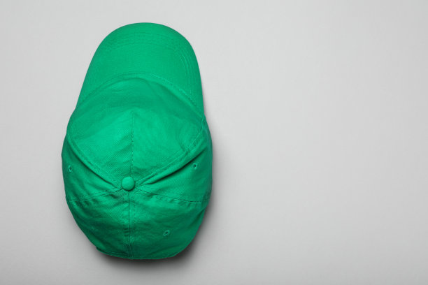 白色背景的棒球帽，俯视图。空间的文本图片下载