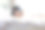 年轻的东亚妇女躺在她的背部在一个现代家庭卧室床-库存照片图片下载