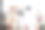 年轻的东亚夫妇在他们现代家庭的客厅里体验VR枪战游戏-库存照片图片下载