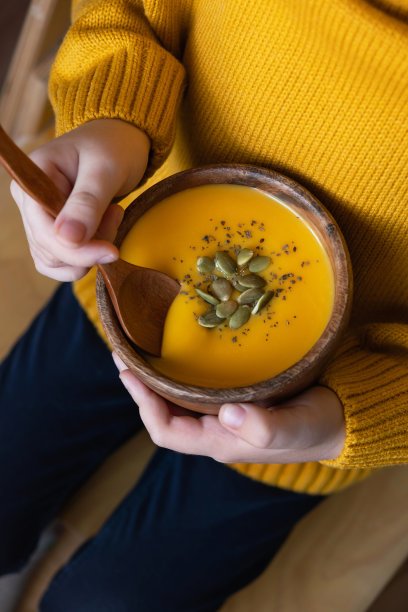 孩子吃南瓜奶油汤图片下载