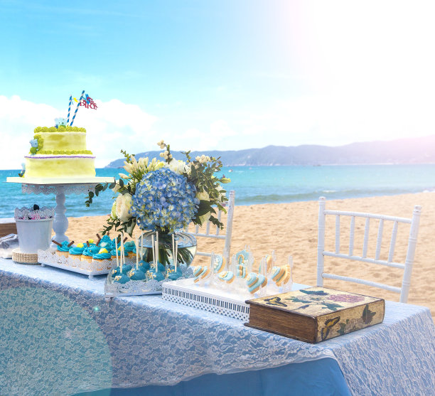 桌上放着漂亮的结婚蛋糕。图片下载