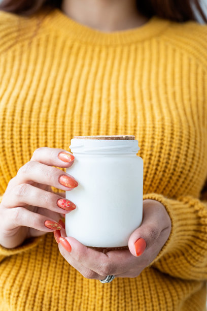 特写女子手拿白色蜡烛为模型设计图片下载