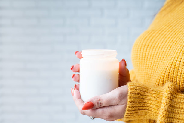 特写女子手拿白色蜡烛为模型设计图片下载