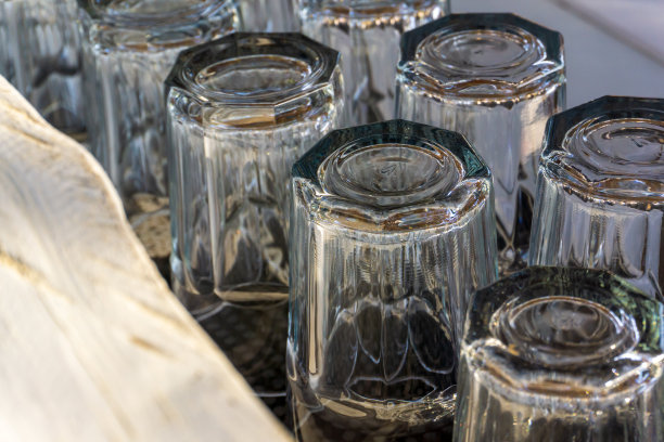 白色吧台上打翻的玻璃杯图片下载