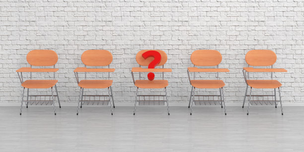 排木制讲座学校或大学课桌桌椅和一个与红色问号。3d渲染图片下载