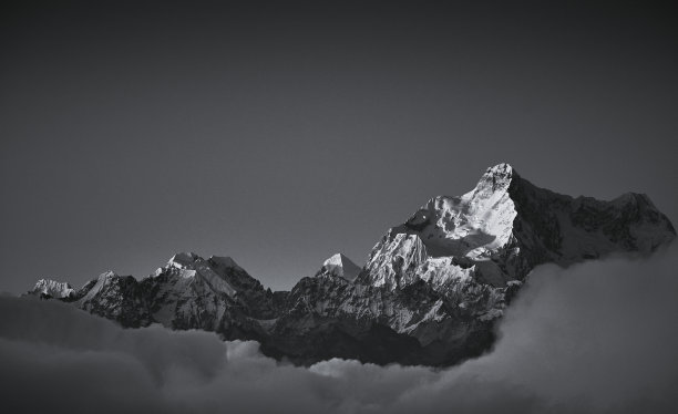 壮丽的康城章嘉山脉，在清晨的阳光照耀下图片下载
