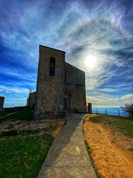 山上的教堂令人惊叹图片下载