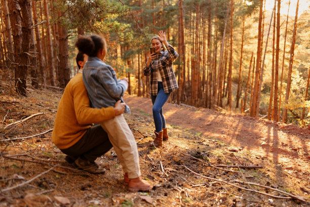 一个女人在给她的丈夫和女儿拍照图片下载