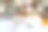 快乐的女商人在办公室使用笔记本电脑。图片下载