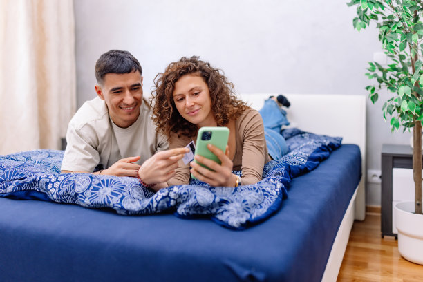 在闲暇时间在家购物的夫妇图片下载