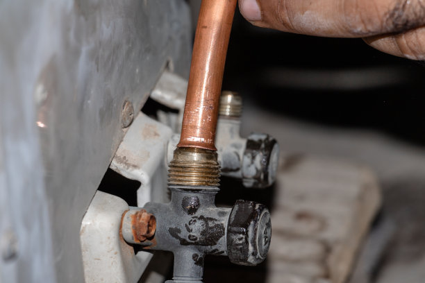 电气工程师连接小型黄铜管图片下载