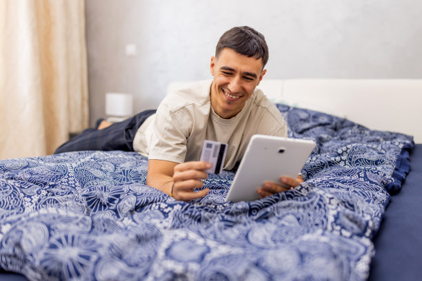 兴高采烈的年轻人在家购物图片下载