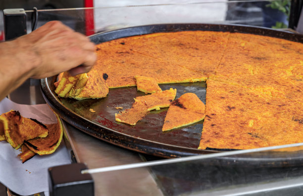 Socca，在法国尼斯老城的农贸市场上制作的鹰嘴豆煎饼图片下载