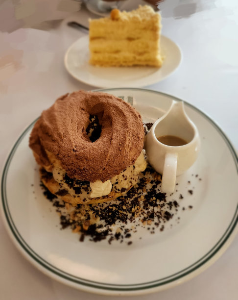 加慕斯的甜甜圈蛋糕图片下载