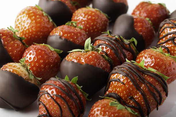 草莓与巧克力隔离在白色背景图片下载