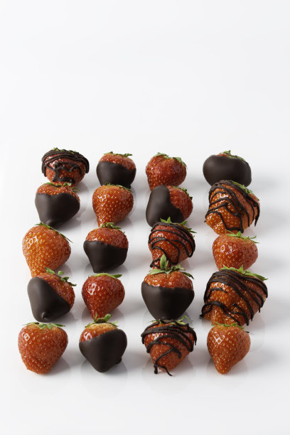 草莓与巧克力隔离在白色背景图片下载