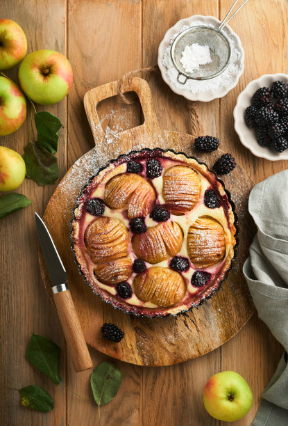 苹果派。苹果和黑莓蛋糕或派装饰糖粉旧木桌。秋冬晚餐的美味甜点。秋天点心甜点。前视图。图片下载
