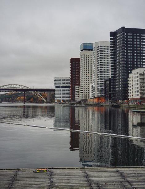 多云天空下河边的建筑物图片下载