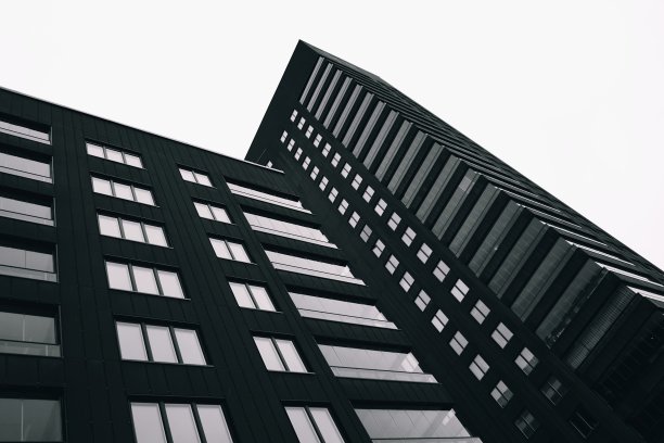 在晴朗的天空下，现代建筑的低角度视图图片下载