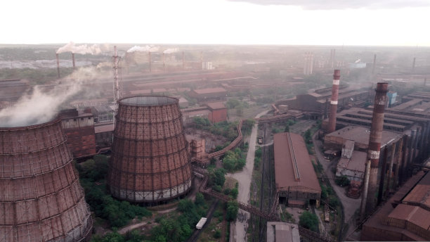 有烟囱和烟雾的冶金工厂。工业厂房为钢铁厂，钢铁厂或金属加工厂作为重工业背景。下载图片图片下载