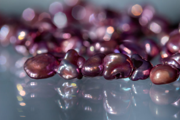 巴洛克珍珠项链的离焦宏观视图图片下载