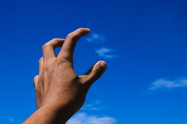 手伸向清澈的蓝天图片下载