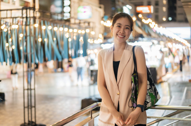 东南亚商业女性周五晚在泰国曼谷暹罗图片下载