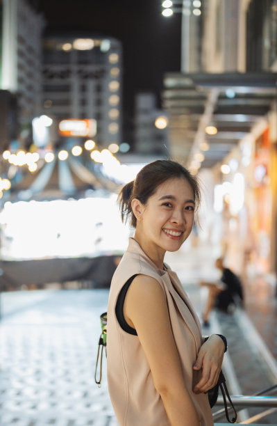 东南亚商业女性周五晚在泰国曼谷暹罗图片下载