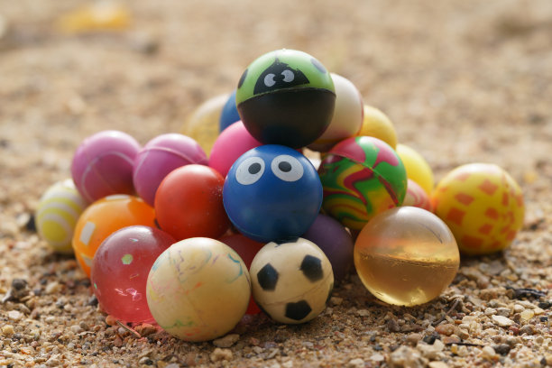 一堆不同的小塑料球图片下载