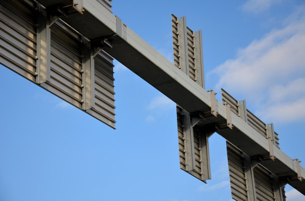 高速公路上的路标。由金属制成的框架门。这个品牌是由独立的部分组成的，在损坏的情况下可以一块一块地更换。大面积在强风中不振动图片下载