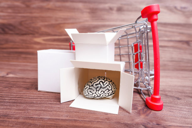 带有人脑的购物车和运输箱图片下载