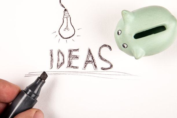 想法、投资、储蓄或退休概念。白色背景的文字和存钱罐图片下载