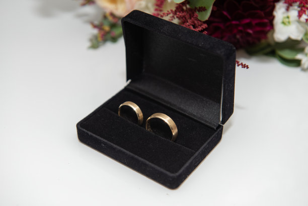 10K金订婚结婚戒指套装在黑盒子里图片下载