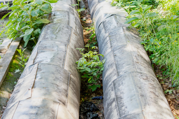 两条旧的污水排水管图片下载