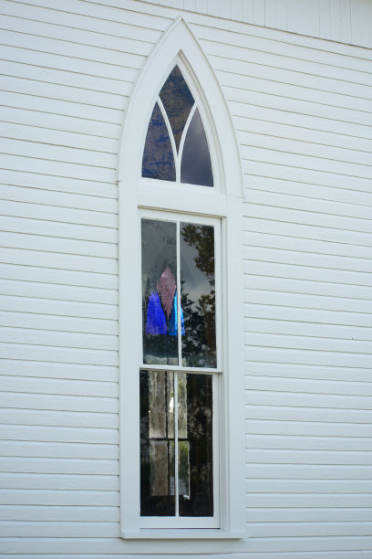 透过教堂一扇古老的小窗户眺望过去图片下载